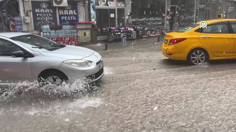 Bayburt'u sağanak vurdu! Cadde ve sokaklar göle döndü 11